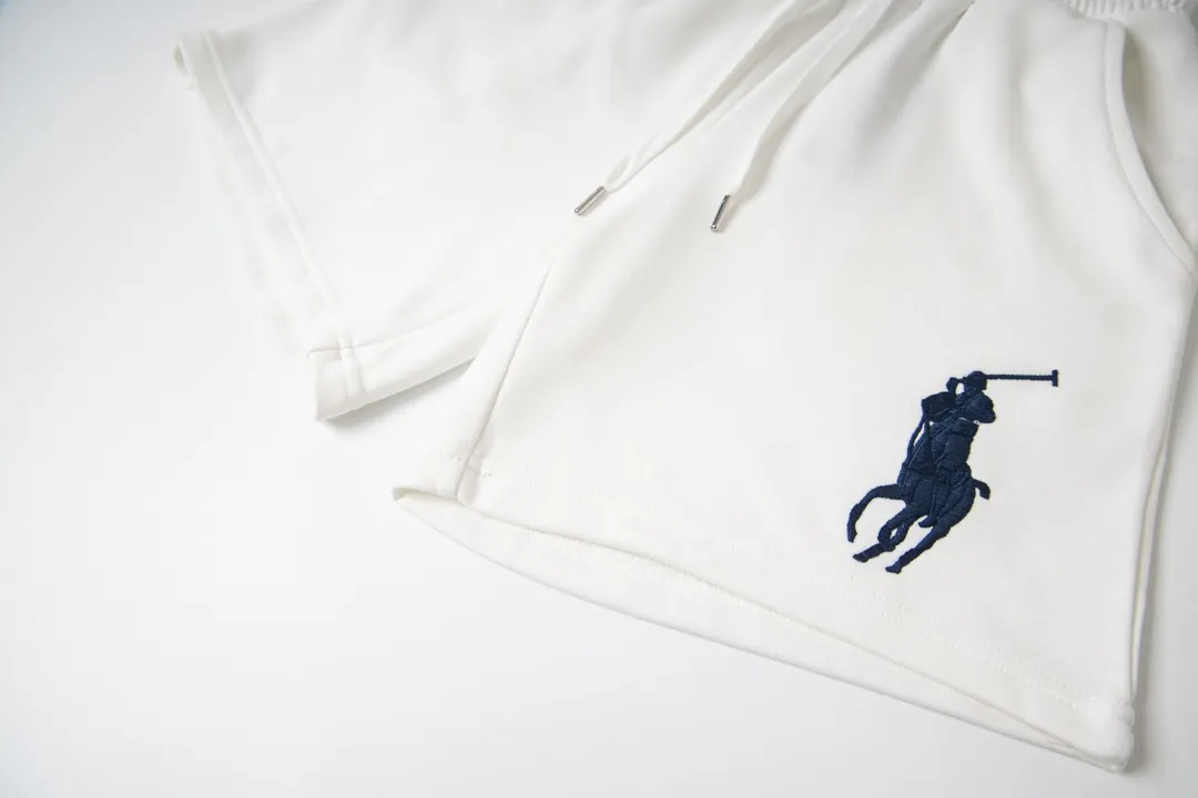 P140 Model No. 836 Ralph Lauren/Ralph Lauren Basic pony embroidered logo shorts for men and women. Pure cotton fabric. Easier to wear, more comfortable and less bulky than ordinary fabrics. Customized thread weaving and dyeing. Classic pony embroidery logo. Collar cross-threading details. Three-needle and five-thread workmanship throughout the body. Complete accessories. How to wear any trendy style. Easy to control. Match at will. Full of design, simple and must-have style! Color: Black White Navy Gray Size: S-XL